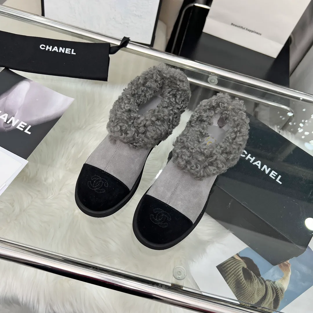👟👟Ex-factory price 540👟👟 High version of Chanel CHANEL, 🌞🌞🌞Xiaoxiang’s latest 2025 autumn and winter short boots, a must-have item for this autumn and winter season! ! Ms. Chanel loves simple yet irresistible combinations to show her unique style. Mix and match freely to shine⚡Follow Grandma’s fashion steps! ! ! The top-notch craftsmanship and texture are perfectly presented. No matter any details, you can compare them with the counters. The best quality products can be entered and exited from the counters at will! ! ❶Material: imported cowhide/cow suede/wool ❷Lining: sheepskin lining ❸Feet: sheepskin ❹Outsole: original molded sole ❺Heel height: 3cm ❻Number of yards: 35-40 (40 and 41 are customized and non-refundable)